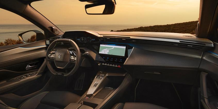 Nowy Peugeot 408 po liftingu: Bogatsze wyposażenie, ale cennik ani drgnął