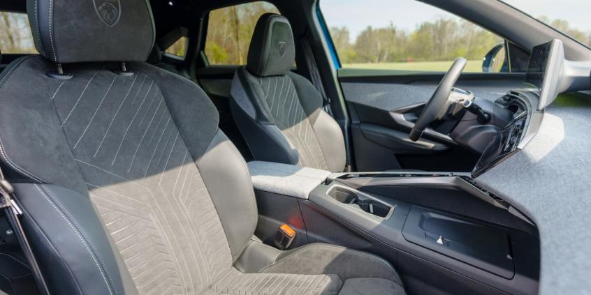 Peugeot 3008 Hybrid GT Exclusive pozwoli nam się wyróżnić z tłumu, póki nie zajrzymy pod maskę