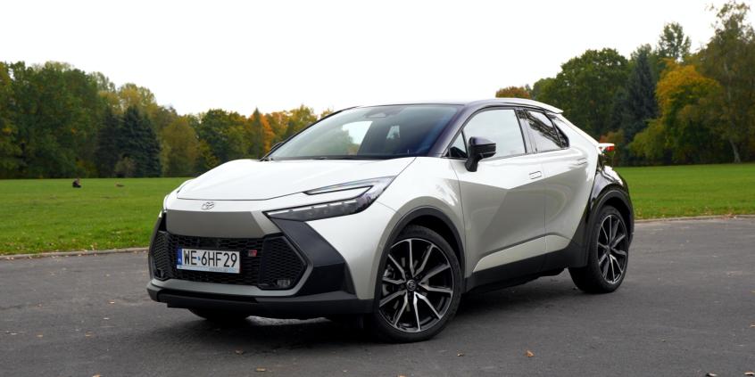 Toyota C-HR PHEV GR SPORT to przykład auta, które kupujemy oczami. Mnie kupiła czymś jeszcze