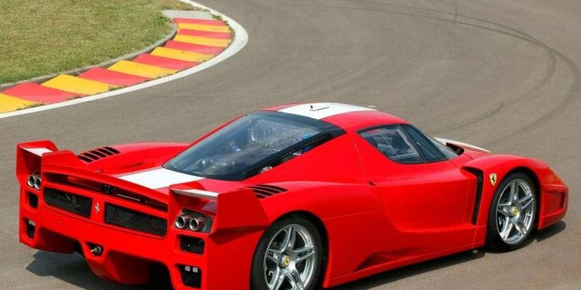 Ferrari FXX - bolid F1 w czerwonym płaszczyku