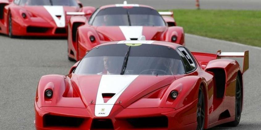 Ferrari FXX - bolid F1 w czerwonym płaszczyku