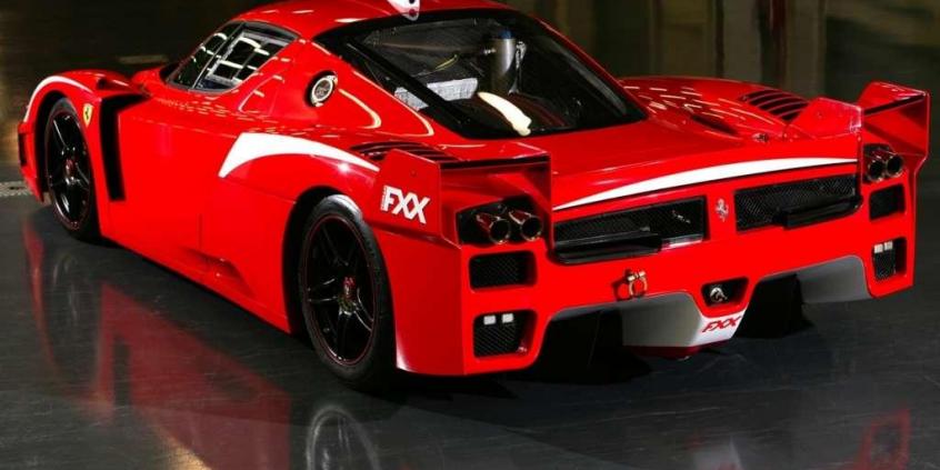 Ferrari FXX - bolid F1 w czerwonym płaszczyku