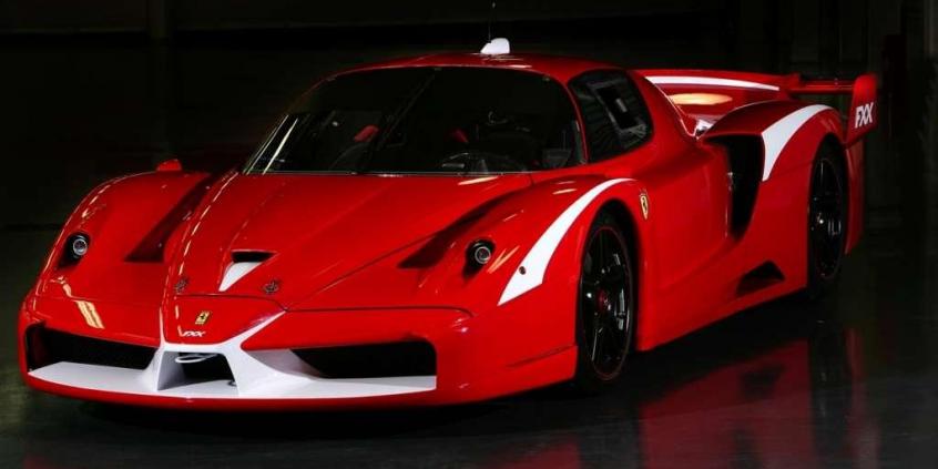 Ferrari FXX - bolid F1 w czerwonym płaszczyku