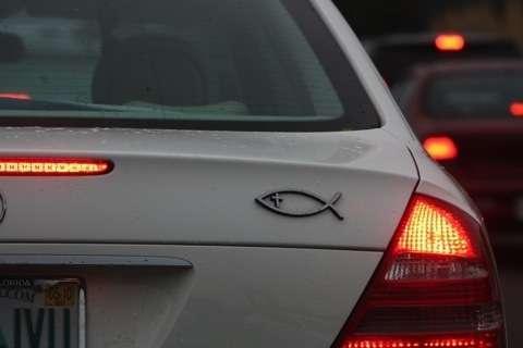 Znak ryby na samochodzie - o co chodzi?