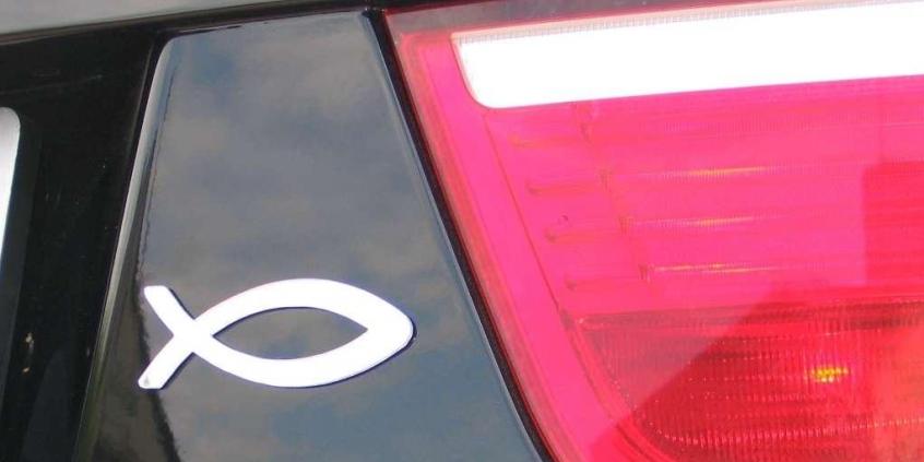 Znak ryby na samochodzie - o co chodzi?