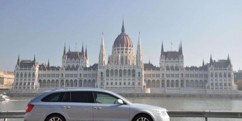 Polak, Węgier, dwa bratanki - jedni i drudzy muszą oszczędzać - Skoda Superb
