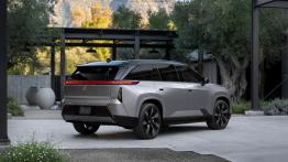 Toyota Highlander przechodzi na prąd i rzuca wyzwanie Kii EV9