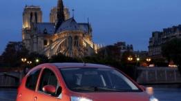 Peugeot 107 2009 - przód - reflektory włączone