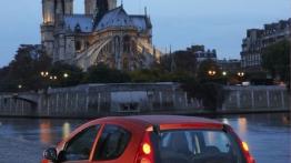 Peugeot 107 2009 - tył - reflektory włączone