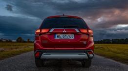 Mitsubishi Outlander 2019 - ty? - reflektory w??czone