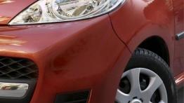 Peugeot 107 2009 - lewy przedni reflektor - wyłączony