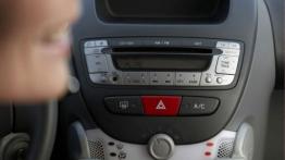 Peugeot 107 2009 - konsola środkowa