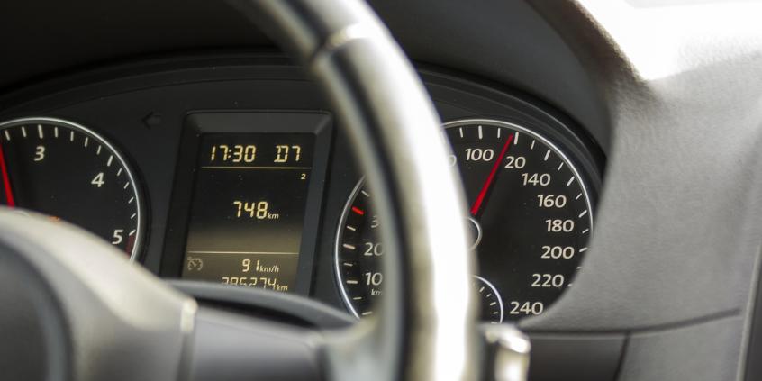 Kaskadowy pomiar prędkości – nowe narzędzie policji. Jak działa i gdzie uważać?