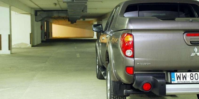 Elegant w gumowcach - Mitsubishi L200