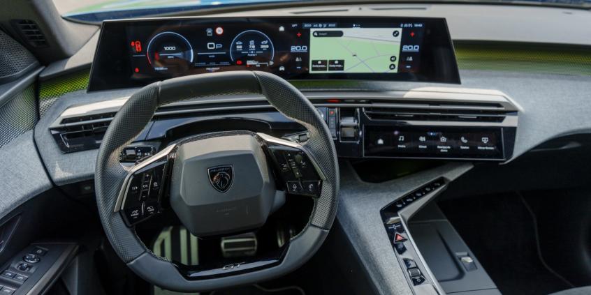 Peugeot 3008 Hybrid GT Exclusive pozwoli nam się wyróżnić z tłumu, póki nie zajrzymy pod maskę