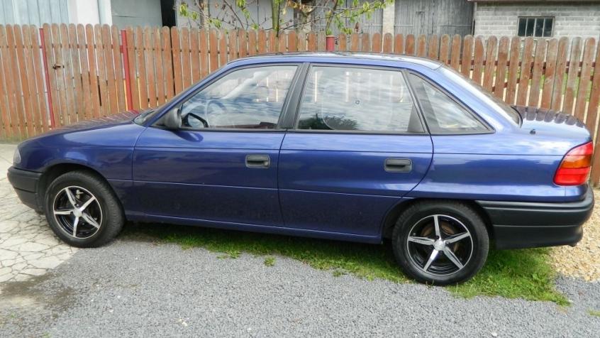 Opel Astra F Sedan 1.6 i 71KM 52kW 1993-1996