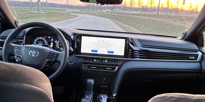 Toyota Camry Hybrid Executive wydaje się nudna, a jest świetna. Niczego nie udaje, bo nie musi