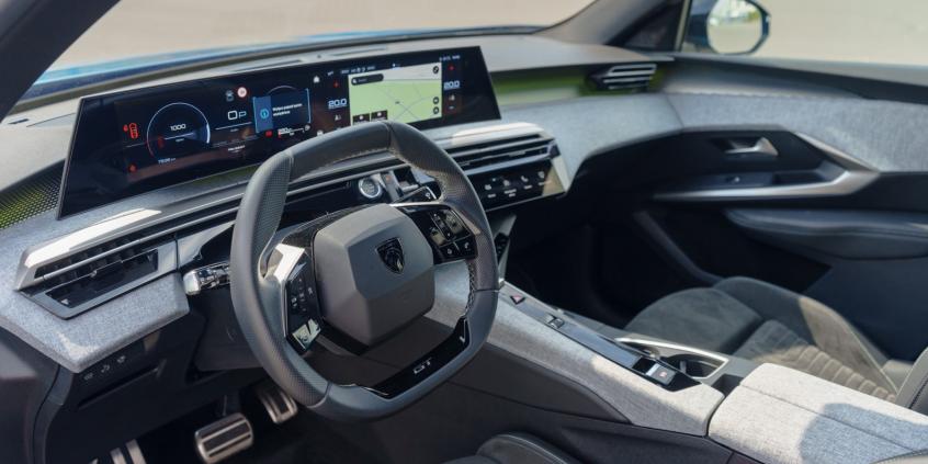 Peugeot 3008 Hybrid GT Exclusive pozwoli nam się wyróżnić z tłumu, póki nie zajrzymy pod maskę