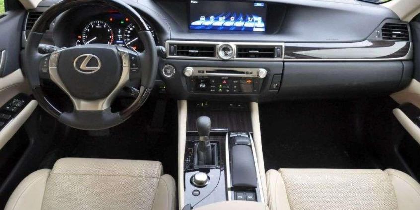 Lexus GS 350 AWD - sportowo-multimedialna elegancja