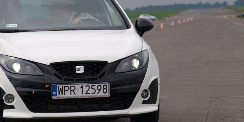 Białe szaleństwo z czarną twarzą - Seat Ibiza