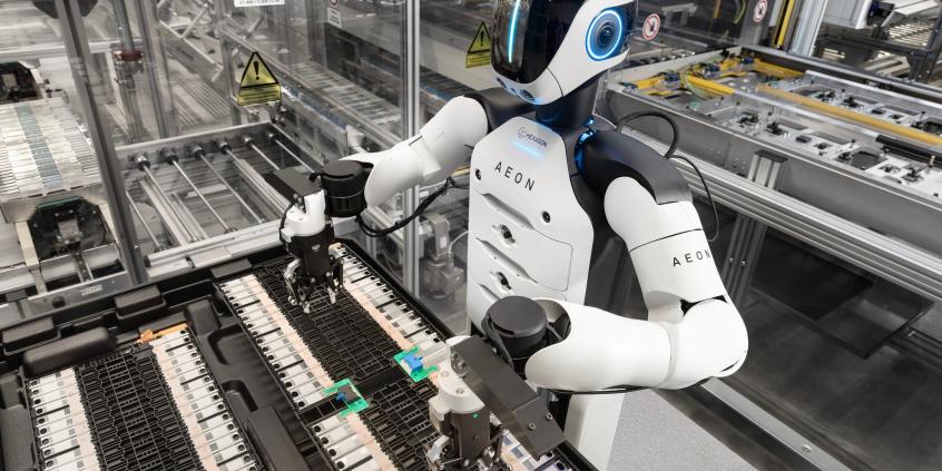 Nowy "pracownik" BMW ma koła zamiast nóg i nie zna zmęczenia. Robot AEON rusza do pracy w zakładzie w Lipsku