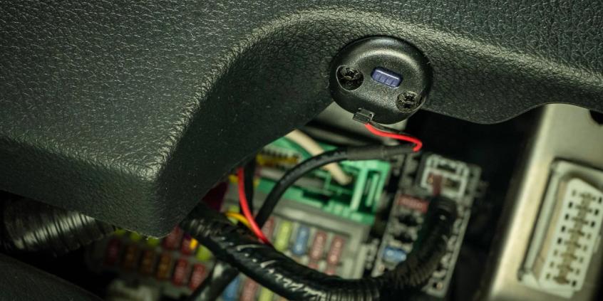 Miliony samochodów zagrożone. Ten moduł Bluetooth pozwala zdalnie otworzyć auto i zablokować silnik