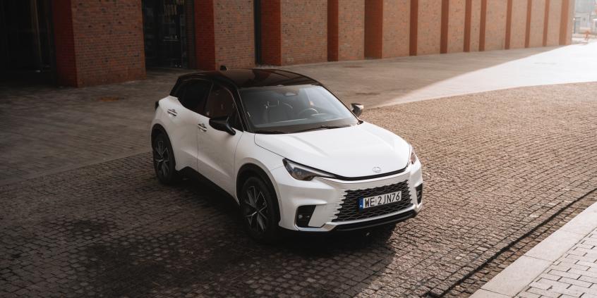 Lexus LBX E-Four Cool to wyjątkowe połączenie Mini i Toyoty. Ideał miejskiego premium