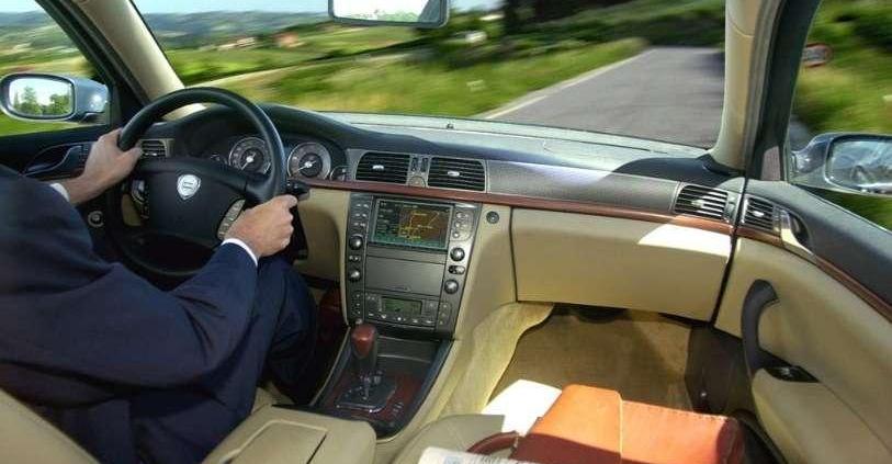 Lancia Thesis - klapa w stylu retro