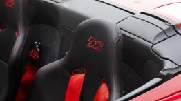 Audi R8 V10 Spyder RENM Performance - zagłówek na fotelu kierowcy, widok z przodu