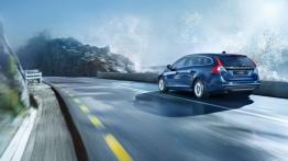 Volvo V60 Ocean Race - tył - reflektory włączone