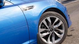 Kia Optima - sedan w sportowej marynarce