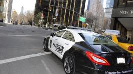 Mercedes CLS63 AMG Fashion Force - tył - reflektory włączone