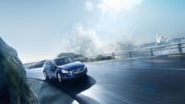 Volvo V60 Ocean Race - przód - reflektory włączone