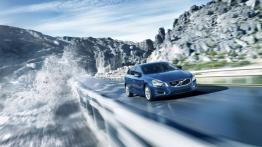 Volvo V60 Ocean Race - przód - reflektory włączone