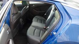 Kia Optima - sedan w sportowej marynarce