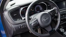 Kia Optima - sedan w sportowej marynarce