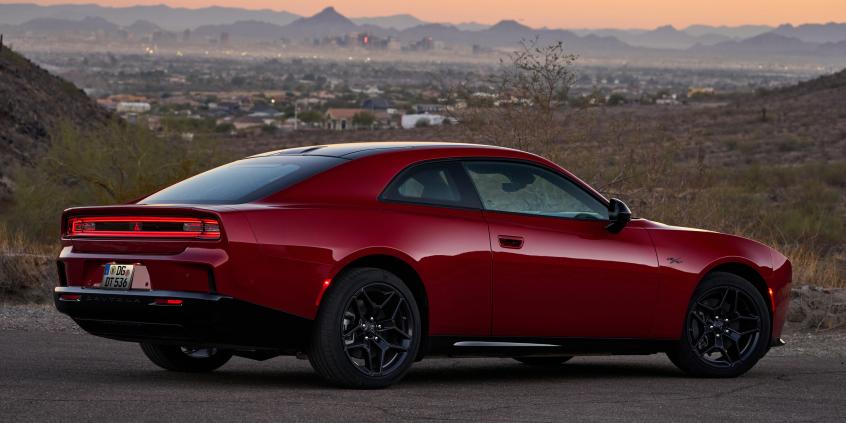 Legendarny muscle car oficjalnie wjeżdża do Europy! Oto Dodge Charger w wersji Sixpack i Daytona