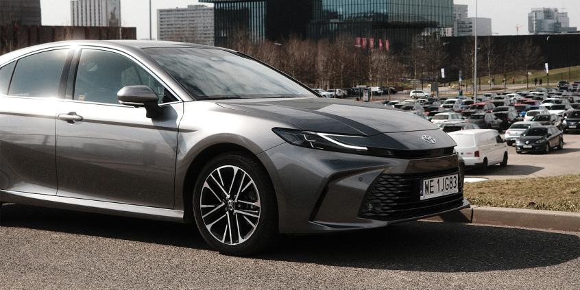 Toyota Camry Hybrid Executive wydaje się nudna, a jest świetna. Niczego nie udaje, bo nie musi