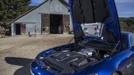 Mercedes-AMG GT S na kalifornijskich drogach - maska otwarta