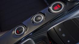 Mercedes-AMG GT S na kalifornijskich drogach - tunel środkowy między fotelami