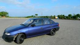 Opel Astra I F Sedan - galeria społeczności - lewy bok