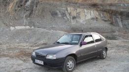Opel Kadett E Hatchback - galeria społeczności - prawy bok
