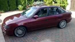 Opel Astra I F Sedan - galeria społeczności - lewy bok