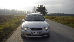 Opel Vectra B Hatchback - galeria społeczności - przód - reflektory włączone