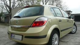 Opel Astra Hatchback 5d - galeria społeczności - prawy tylny reflektor - wyłączony