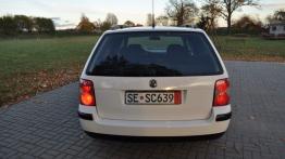 Volkswagen Passat B5 Kombi - galeria społeczności - tył - reflektory włączone