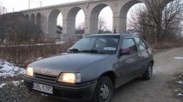 Opel Kadett E Hatchback - galeria społeczności - przód - reflektory włączone