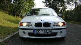 BMW Seria 3 Sedan - galeria społeczności - przód - reflektory włączone