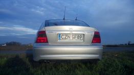 Opel Vectra B Hatchback - galeria społeczności - tył - reflektory włączone
