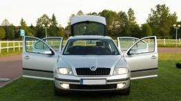 Skoda Octavia II Hatchback - galeria społeczności - przód - reflektory włączone